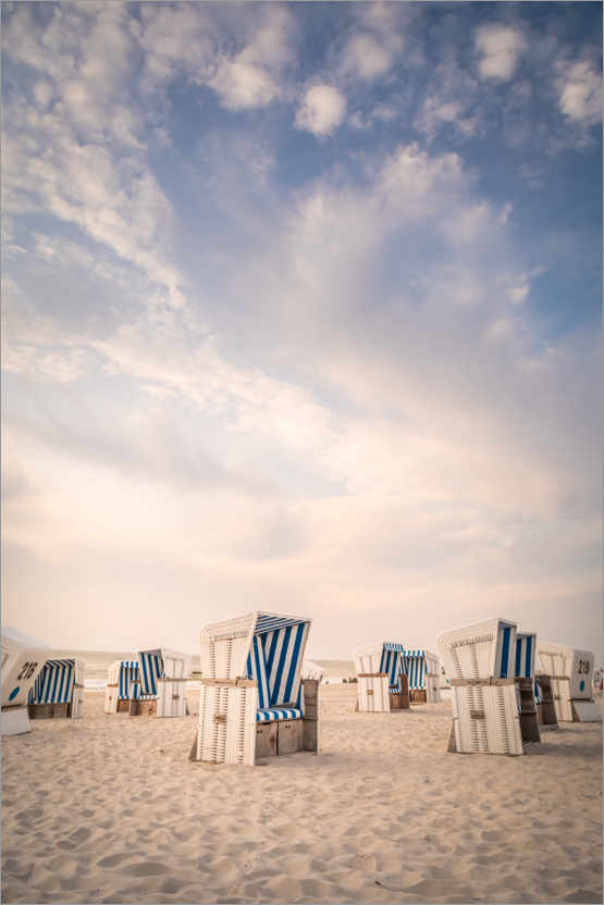 Póster Azul e branco - cadeiras de praia e céu em Sylt