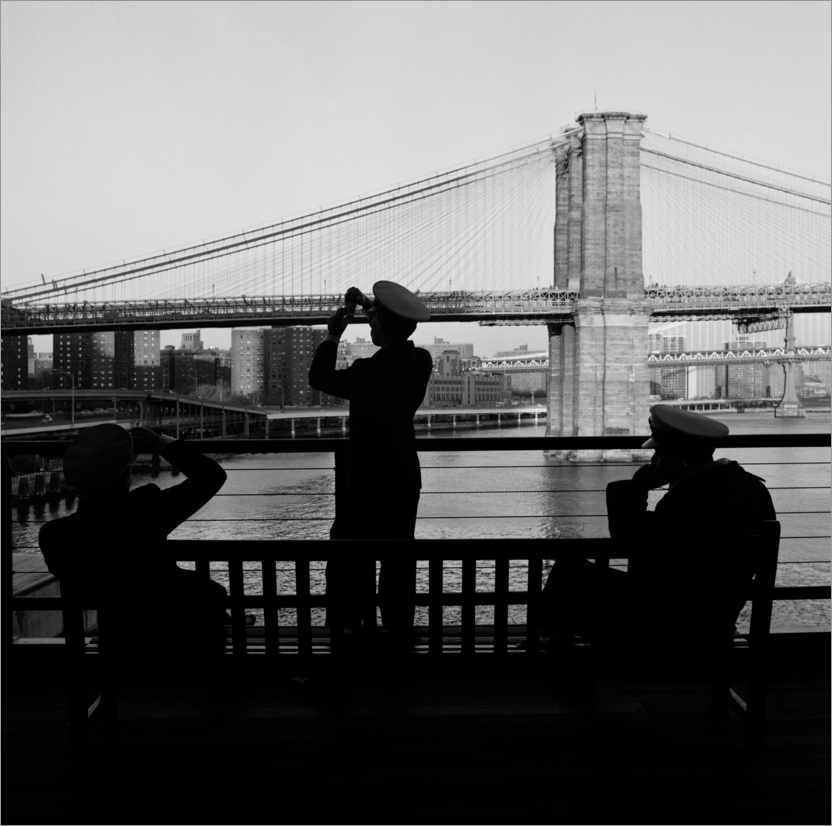Póster Sailors in front of Broolyn Bridge in New York