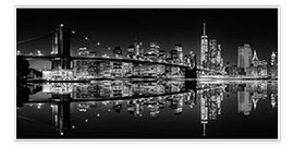 Póster Mirrored New York Skyline at Night (monochrome)